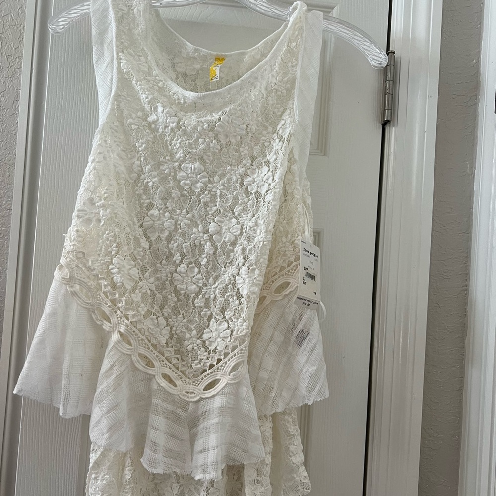 Free People NWOT adorable lace shirt with open back so cute